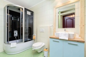 Douche, sèche-cheveux, serviettes fournies