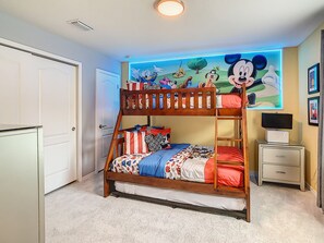 8 habitaciones, tabla de planchar con plancha y cuna de viaje