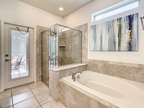 Badewanne, Haartrockner, Handtücher