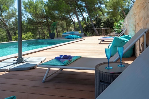 Panoramic 4-BR Villa near Aix w/Pool, AC - for 10 people