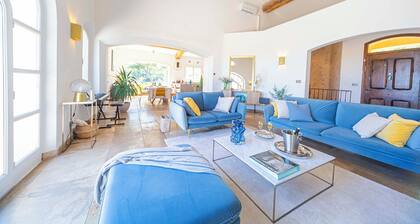 Panoramic 4-BR Villa near Aix w/Pool, AC - for 10 people