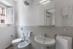 淋浴設備、風筒、坐浴桶、提供毛巾