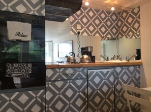 Jääkaappi, mikroaaltouuni, uuni, liesi