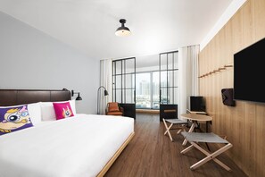 Room, 1 King Bed, City View | In-room safe, free WiFi, bed sheets - Moxy Shenzhen North Station (Shenzhen)