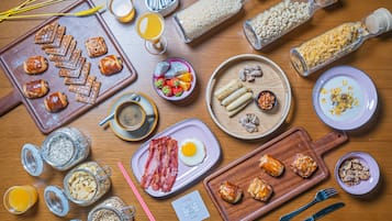 Daily buffet breakfast (CNY 88 per person)