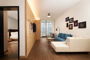 Televisión LCD, futbolito, libros, biblioteca de música