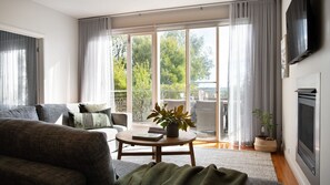 TV - Dahlia Daylesford - Free WIFI walking distance to Botanic Gardens with spa bath! (Daylesford)