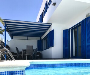 Outdoor pool, a heated pool - Villa Katarina – Prime Location with Pool, AC & Spacious Outdoor Living (Playa Blanca)