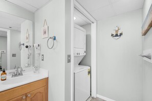 Shower, towels - Oceanfront bliss in Panama City Beach - Long Beach 1 bedroom, sleeps 4. (Panama City Beach)