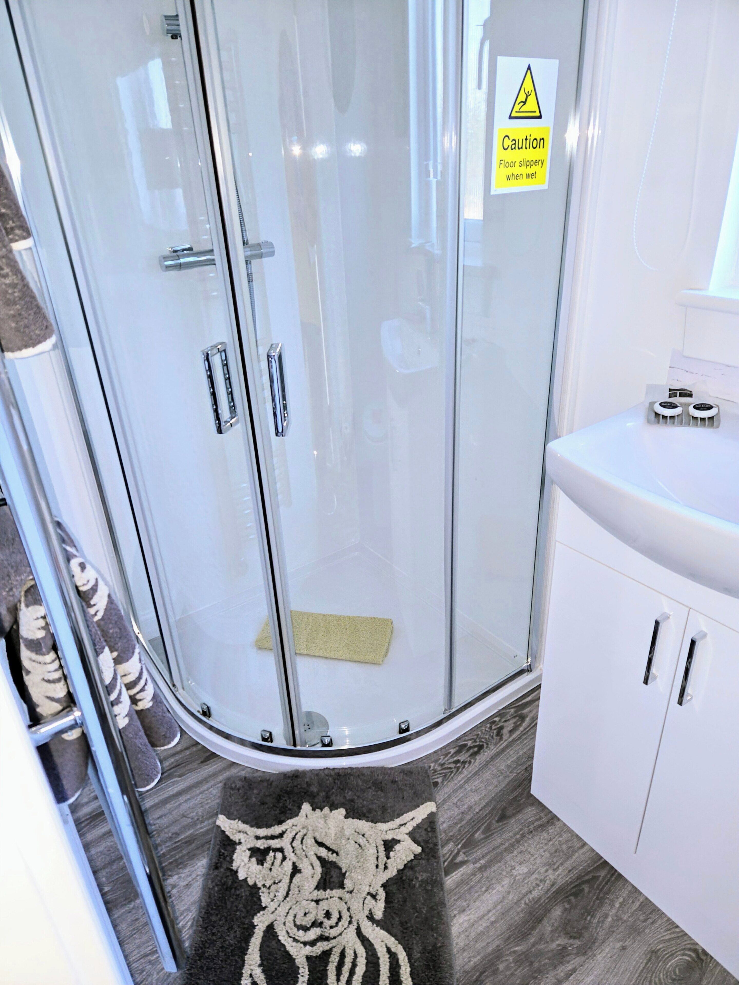 Chalet | Salle de bain | Douche, sèche-cheveux, serviettes fournies