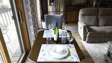 Una televisión, una chimenea