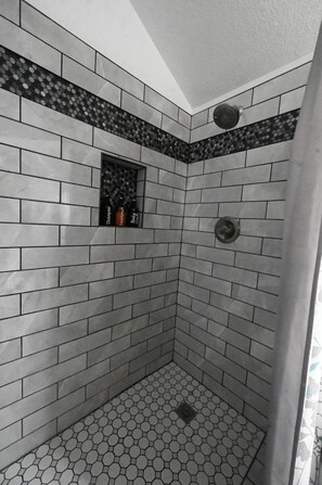 Dusche, Haartrockner, Handtücher, Seife
