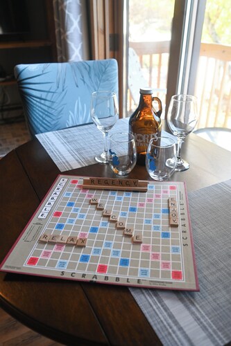 Walk to golf course and seasonal pool. fireplace. Sleeps 2 adults. Boat Parking