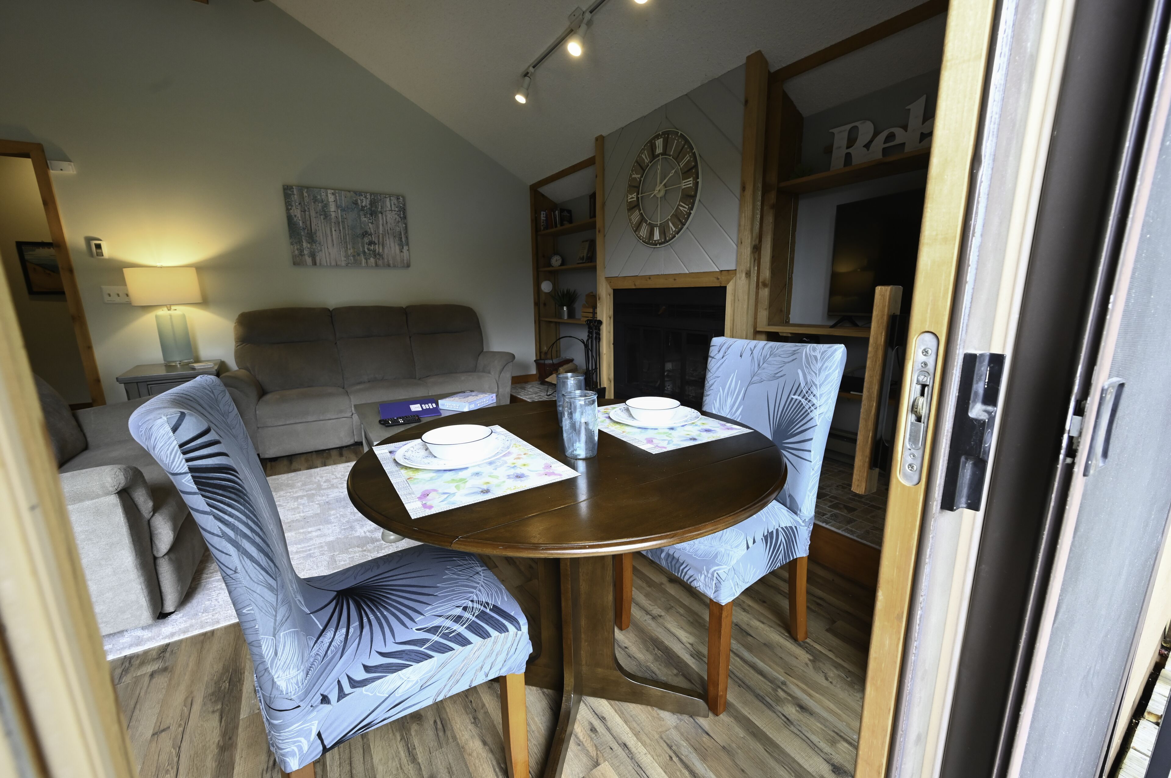  Only unit in building. Steps to golf. fireplace. Sleeps 2 adults. Boat Parking