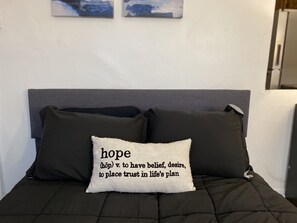 1 slaapkamer, een strijkplank/strijkijzer, gratis wifi, beddengoed