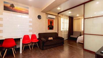 Apartment | Wohnbereich | 32-Zoll-LCD-Fernseher mit Kabelempfang, Fernseher, aktuelle Filme