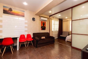 Apartment | Wohnbereich | 32-Zoll-LCD-Fernseher mit Kabelempfang, Fernseher, aktuelle Filme