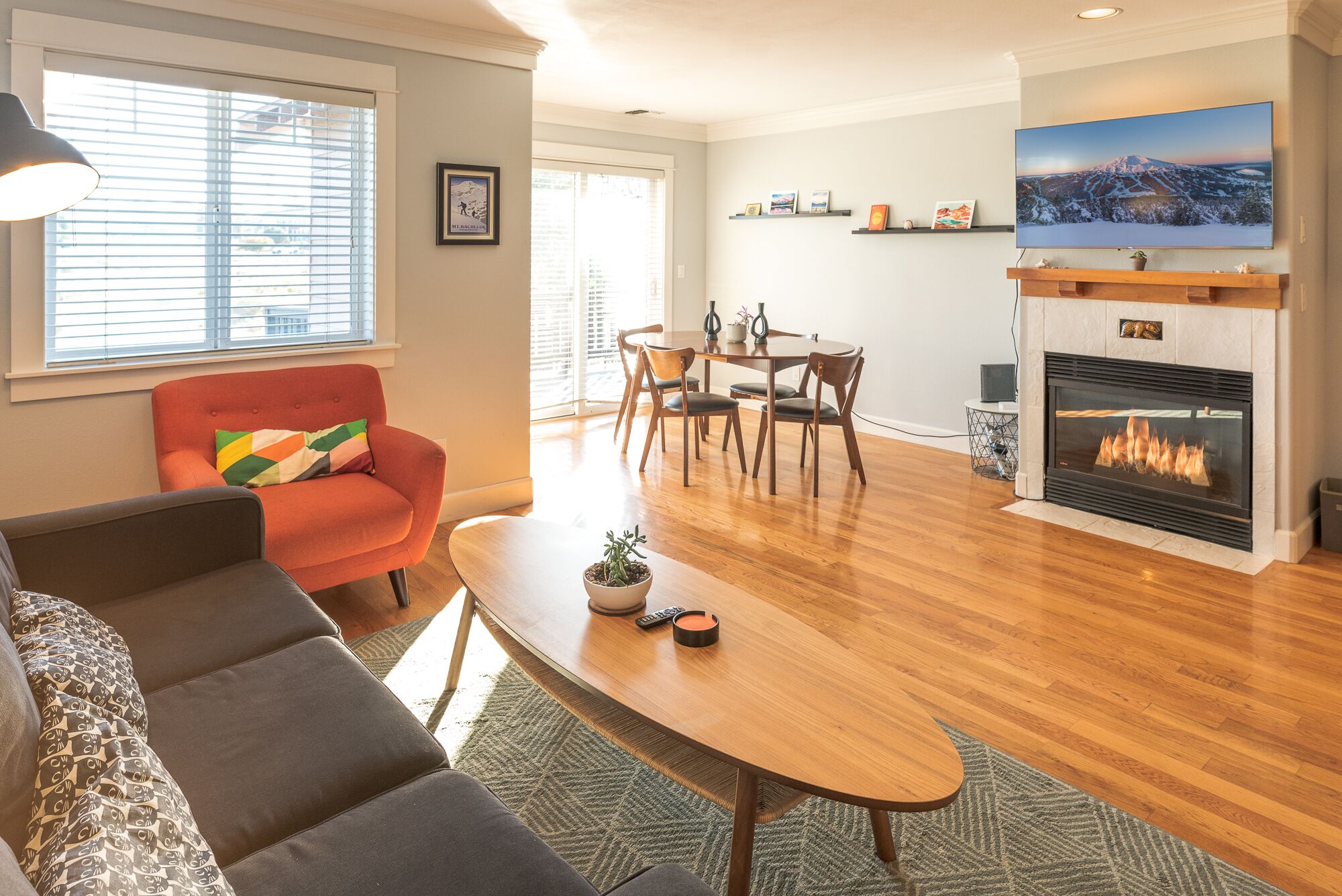 Smart TV, fireplace