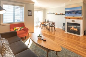 Smart TV, fireplace
