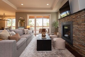 Smart TV y chimenea 