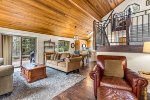 Smart-TV, Kamin, Bücher