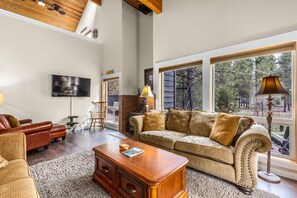 Smart-TV, Kamin, Bücher