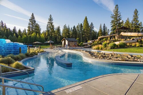 Private Hot Tub ~ In the heart of Sunriver ~ SHARC Passes~Fireplace~Sleeps 10