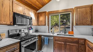 Lemari es, microwave, oven, dan kompor