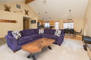 Smart TV, fireplace, video games - The Quails Nest! SW Bend Custom Family Friendly Home ~ Fire pit ~ Pac Man (Bend)