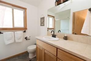 Combined shower/bathtub, hair dryer, towels