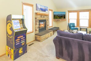Smart TV, fireplace, video games - The Quails Nest! SW Bend Custom Family Friendly Home ~ Fire pit ~ Pac Man (Bend)