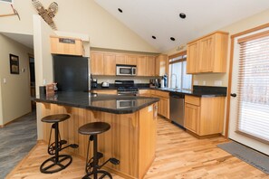 Fridge, microwave, oven, stovetop - The Quails Nest! SW Bend Custom Family Friendly Home ~ Fire pit ~ Pac Man (Bend)