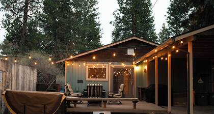 Westside Bungalow ~ Hot Tub ~ Fire Pit ~ Dog Friendly ~ Fenced Yard!