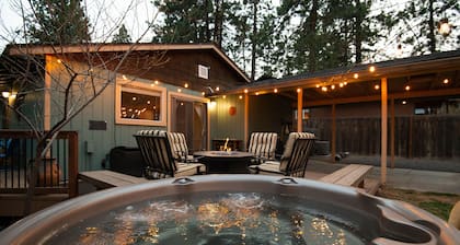 Westside Bungalow ~ Hot Tub ~ Fire Pit ~ Dog Friendly ~ Fenced Yard!