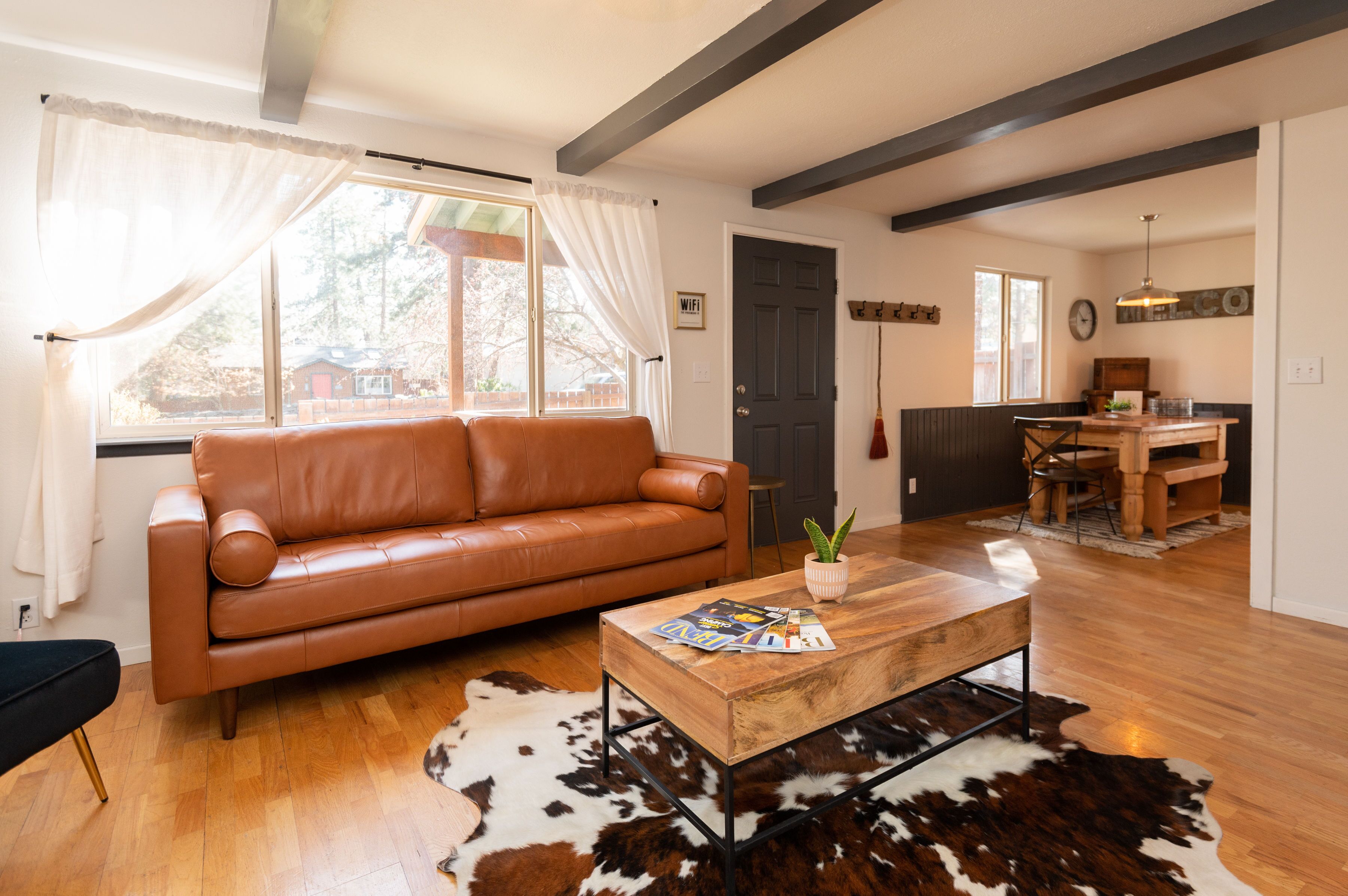 Téléviseur connecté, foyer, livres