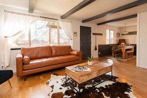 スマートテレビ、暖炉、書庫