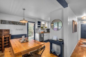 Dining - Westside Bungalow ~ Hot Tub ~ Fire Pit ~ Dog Friendly ~ Fenced Yard! (Bend)