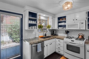 冷蔵庫、電子レンジ、オーブン、コンロ