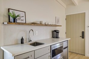 Réfrigérateur, micro-ondes, cafetière/bouilloire, bouilloire électrique