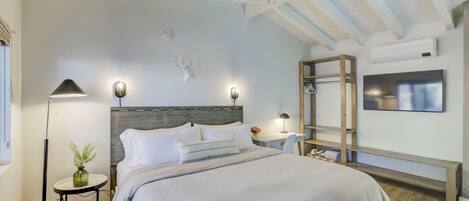 Escritorio, tabla de planchar con plancha, cuna de viaje y wifi gratis