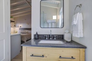 Douche, articles de toilette écologiques, sèche-cheveux