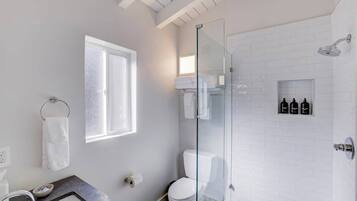 Bruser, miljøvenlige toiletartikler, hårtørrer, håndklæder