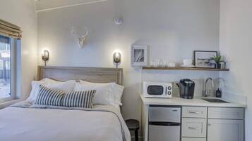 Iron/ironing board, travel cot, free WiFi, bed sheets