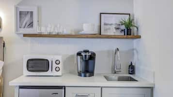 Kjøleskap, mikrobølgeovn, kaffetrakter/tekoker og vannkoker