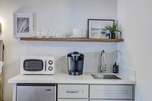 Frigorífico, microondas, cafetera o tetera y hervidor eléctrico