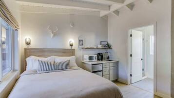 Iron/ironing board, travel cot, free WiFi, bed sheets