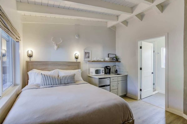 Tabla de planchar con plancha, cuna de viaje, wifi gratis y ropa de cama