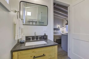 Suihku, hiustenkuivaaja, pyyhkeet, saippua