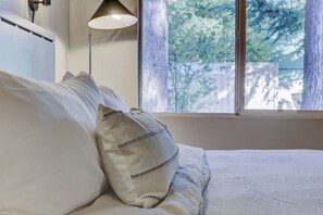 Escritorio, tabla de planchar con plancha, cuna de viaje y wifi gratis