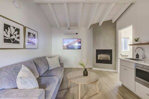 Una Smart TV, una chimenea